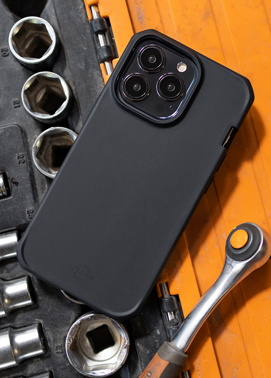 iPhone 14 Plus - Hybrid R - Silk - Negro - ItSkins