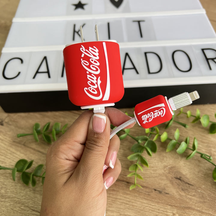 PROTECTOR 3D GOMA PARA ADAPTADOR APPLE 18W | 20W - LATA COCA - COLA