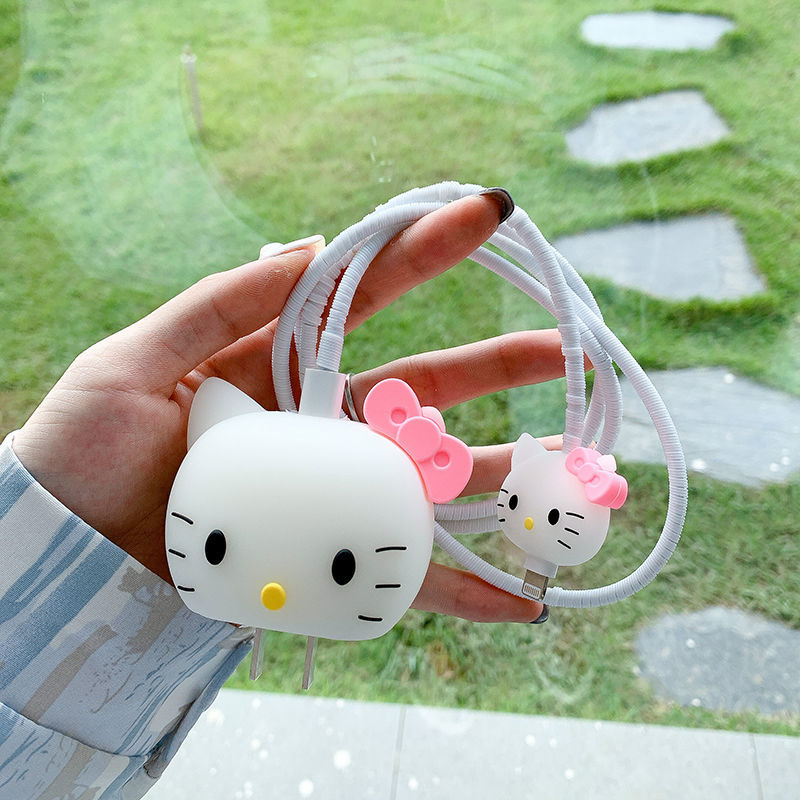 PROTECTOR 3D GOMA PARA ADAPTADOR APPLE 18W | 20W - HELLO KITTY